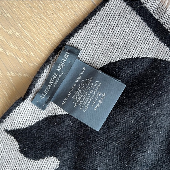 Alexander McQueen Wool Skull Bird Stole Scarf Black - Picture 6 of 7